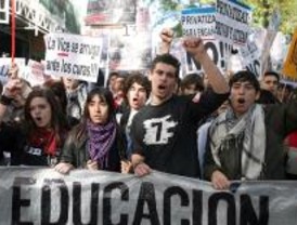 10.000 estudiantes salen a la calle para mostrar su rechazo al Plan Bolonia