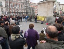 Más curiosos y periodistas que 'indignados' en la 'reflexión colectiva' de Sol