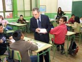 Simancas promete que los madrileños tendrán 500 bibliotecas más en 2011