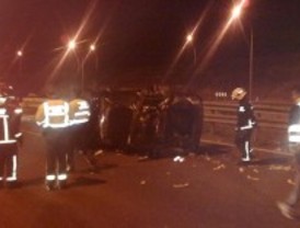 Un fallecido al volcar su coche en la M-12