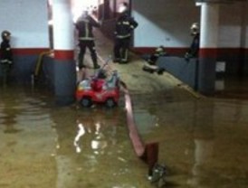Los bomberos realizan quince salidas en dos horas por fuertes lluvias en la zona este