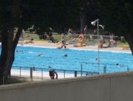 Un trabajador es golpeado e insultado por impedir bañarse desnudos a unos jóvenes