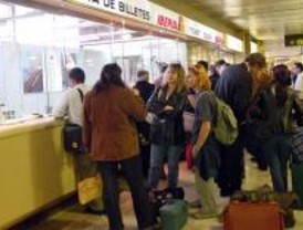 Una nigeriana intenta introducir 14 loros y un perro en Barajas