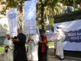 Una procesión pide a San Eolo que limpie el aire de Madrid
