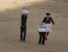 Los antitaurinos detenidos salen de la cárcel