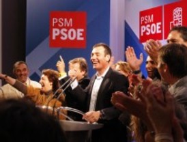El PSOE intenta patrimonializar la victoria de Gómez y el PP lo usa contra Zapatero