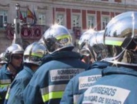 Granados anuncia entre protestas que ni habrá más bomberos ni subirá las horas extras