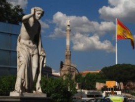 La bandera de España de plaza Colón se desploma