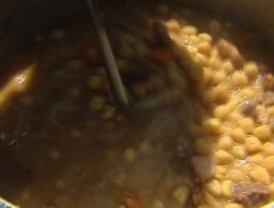 Miles de madrileños degustan el cocido solidario de Aldeas Infantiles