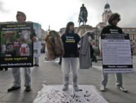 Medio centenar de activistas protesta contra el maltrato animal con ropas ensangrentadas