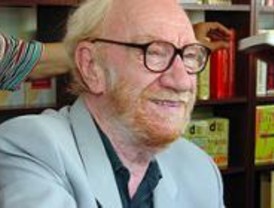 Una ovación despide a Fernán-Gómez a su salida del Teatro Español