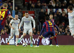 Messi da ventaja al Barcelona en una ida brusca