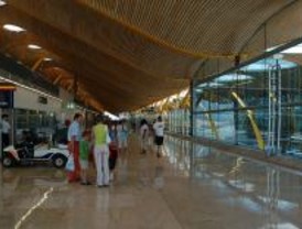 Un hijo de Bin Laden pide asilo político en España al llegar al aeropuerto de Barajas