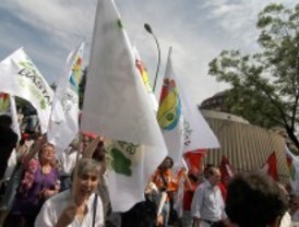 Medio millar de personas protestan ante el Constitucional contra la ley del aborto