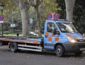 La grúa retira al mes entre 2.000 y 2.500 vehículos