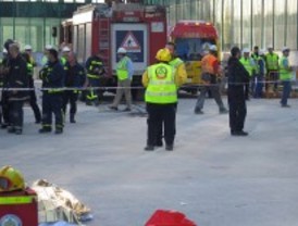 Uno de los trabajadores heridos al caer un andamio sigue en la UVI en estado muy grave
