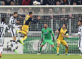 El Atlético amarra el liderato en Turín