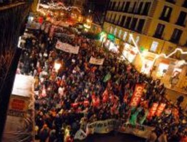 Miles de personas se manifiestan en Sol en contra de la privatización