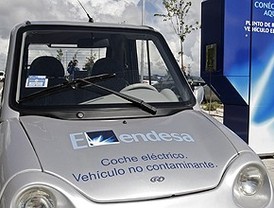 La primera cabina madrileña con enchufe para coches