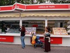 La Feria del Libro abre sus puertas bajo la lluvia