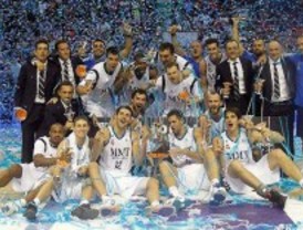 El Real Madrid celebra la Supercopa Endesa