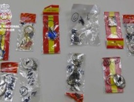 Hallan más de 13.000 'souvenirs' falsos valorados en 40.000 euros en un almacén de Fuenlabrada
