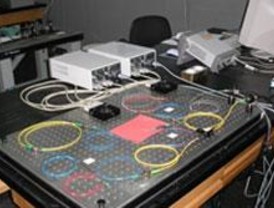 Control de la velocidad de los pulsos de luz en fibras ópticas