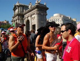 Los gays pasean su orgullo por Madrid