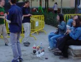 Valcarce buscará alternativas al botellón junto con los ayuntamientos y la FMM