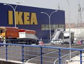 Empotran un todoterreno contra el escaparate de Ikea con la intención de robar
