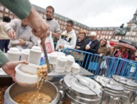 Miles de personas disfrutan del cocido solidario de Aldeas Infantiles SOS