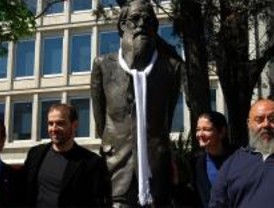 La estatua de Valle-Inclán recibe su bufanda blanca en el Día del Teatro