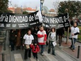 Unas 200 personas se manifiestan contra la política educativa de Móstoles