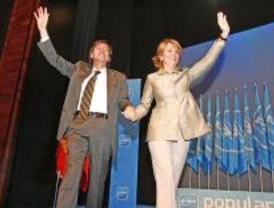 Aguirre se refugia en los suyos para lavar las heridas de los insultos que Génova permitió