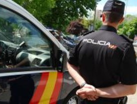 Un agente de Policía Nacional evita un suicidio a distancia