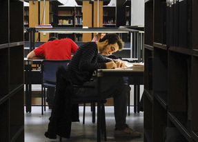 Estudiantes critican el incumplimiento del horario de la biblioteca de Usera