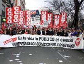 Miles de personas acuden a la marcha en defensa de los servicios públicos
