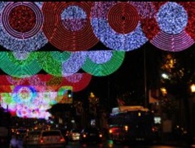 Un informe revela que Madrid gasta el doble en luces de Navidad que Barcelona