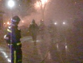 Cuatro heridos leves por un aparatoso incendio en un garaje de Moratalaz