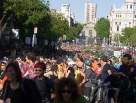 Miles de ciclistas paralizan Madrid
