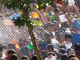 La Batalla Naval llega a Vallecas con 64.000 litros de agua y con el lema 'Mójate y que les den'