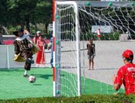 Una 'marea roja' de deportistas mayores invade el Retiro