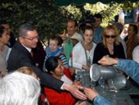 Gallardón recorre la pradera de San isidro entre elogios