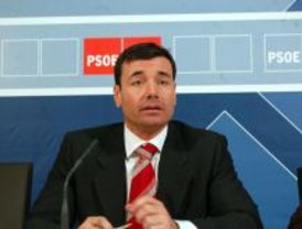 Ser el 'consejero más guapo' es el mayor éxito de Güemes, según Tomás Gómez