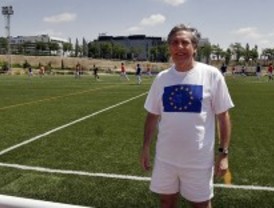 Periodistas, parlamentarios europeos y personas sin hogar celebran un torneo de fútbol solidario