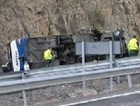 Tres fallecedios en el accidente de un microbús que regresaba a Madrid
