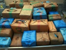 Interceptan dos alijos con 2.500 kilos de hachís en las costas de Cádiz