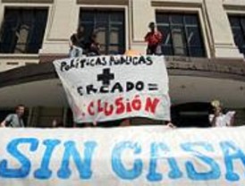 Los 'okupas' protestan ante la EMVS por la falta de vivienda
