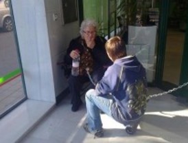 Multan a una anciana desahuciada por encadenarse al banco que se quedó con su piso