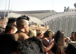 La 'fiesta arcoiris', más reivindicativa, paraliza Madrid